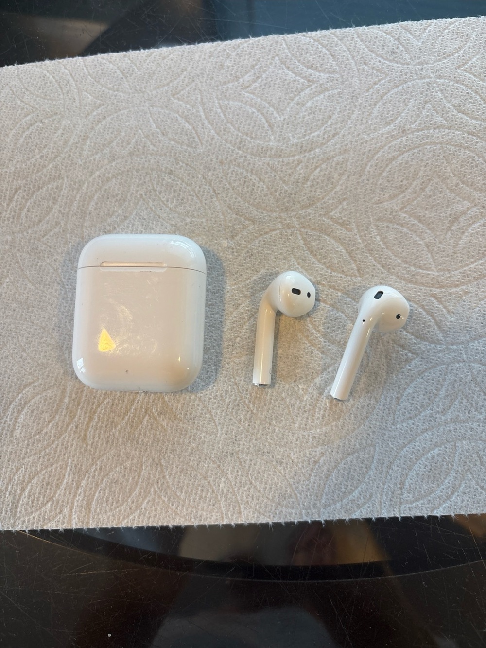 Apple White Wireless Earbuds with Charging Case